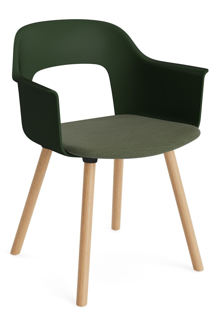 Layout Armchair 223 von Hay, grüner Armlehnstuhl mit Stoffbezug und hellen Holzbeinen, modernes Möbeldesign.