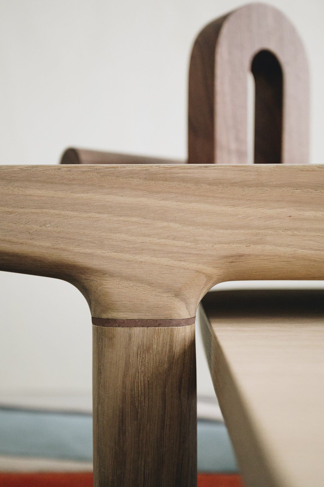Detailaufnahme des Hartô Couchtischs Camille aus hellem Holz, modernes Design für Wohnzimmer.