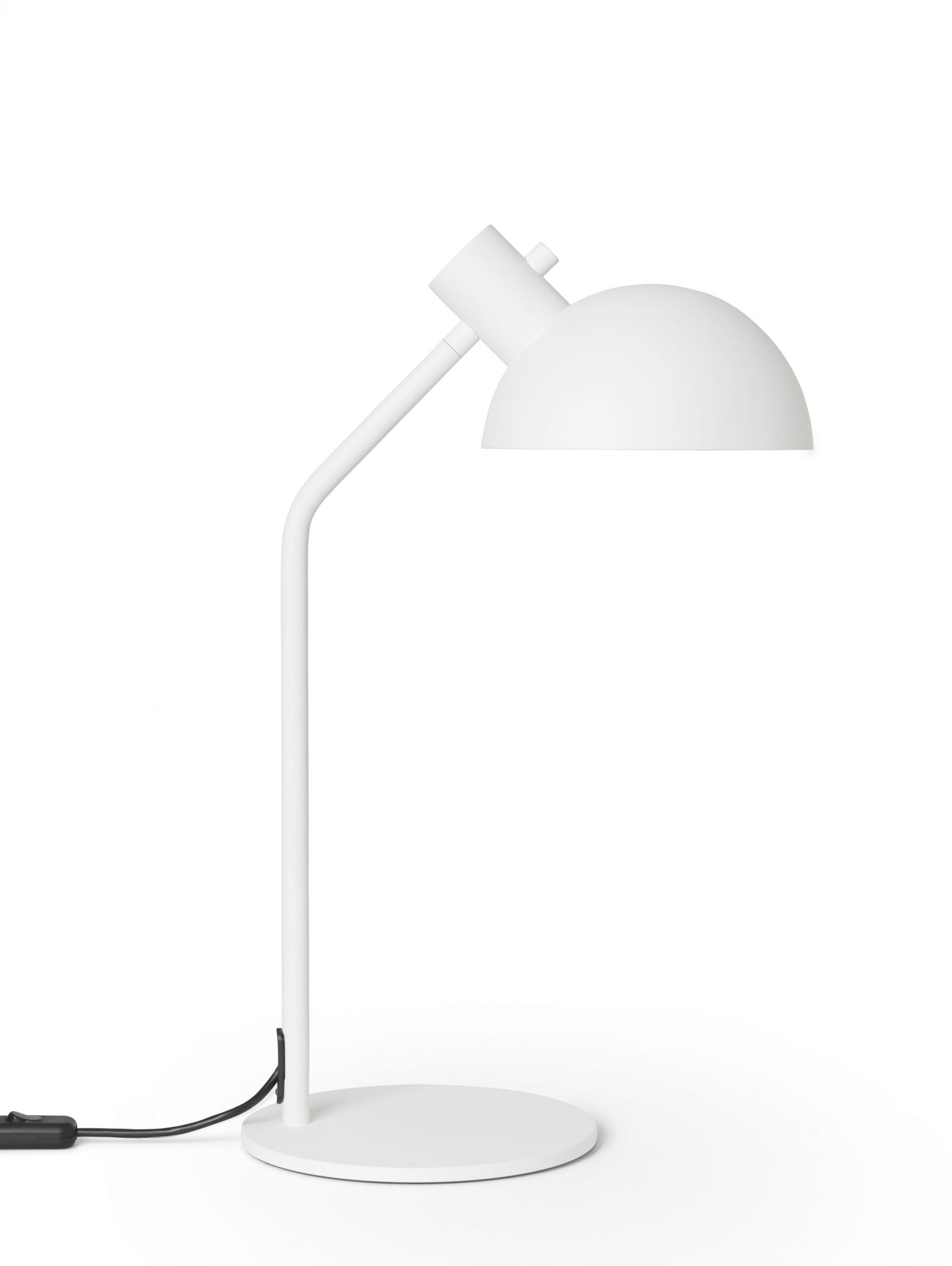 Weiße MO310 Tischleuchte von Carl Hansen & Søn mit rundem Fuß und Lampenschirm.