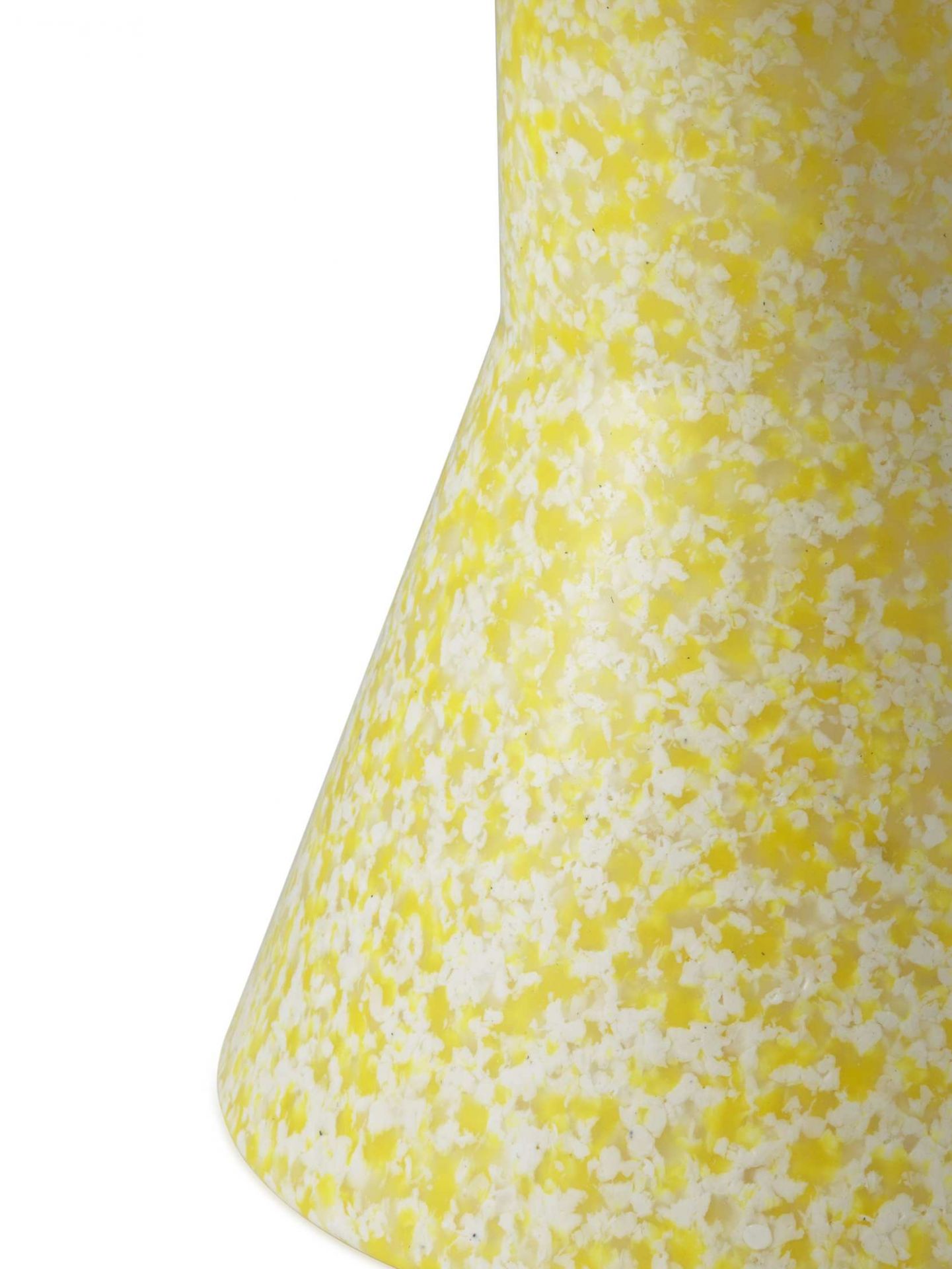 Detailaufnahme des gelb-weiß gesprenkelten Bit Stool Cone Hocker von Normann Copenhagen, ideal als Beistelltisch oder Sitzgelegenheit.