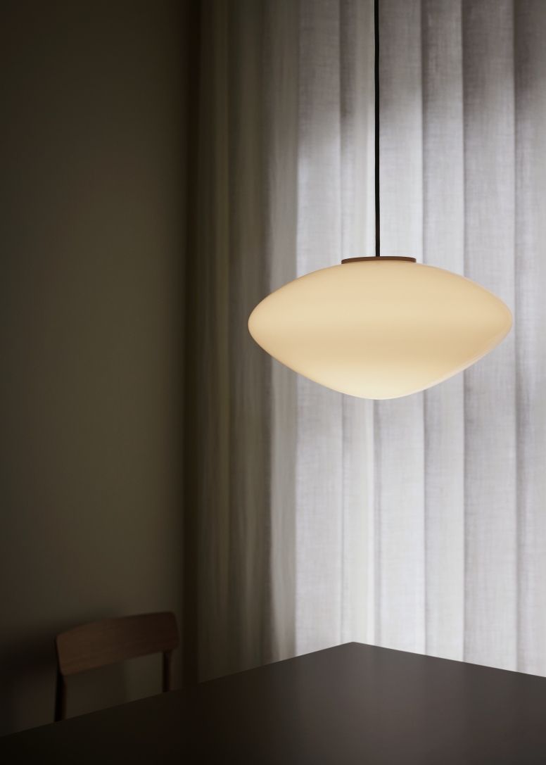 AndTradition Mist Pendelleuchte aus Opalglas, moderne Hängelampe für Esszimmer und Wohnzimmer, stimmungsvolle Beleuchtung.