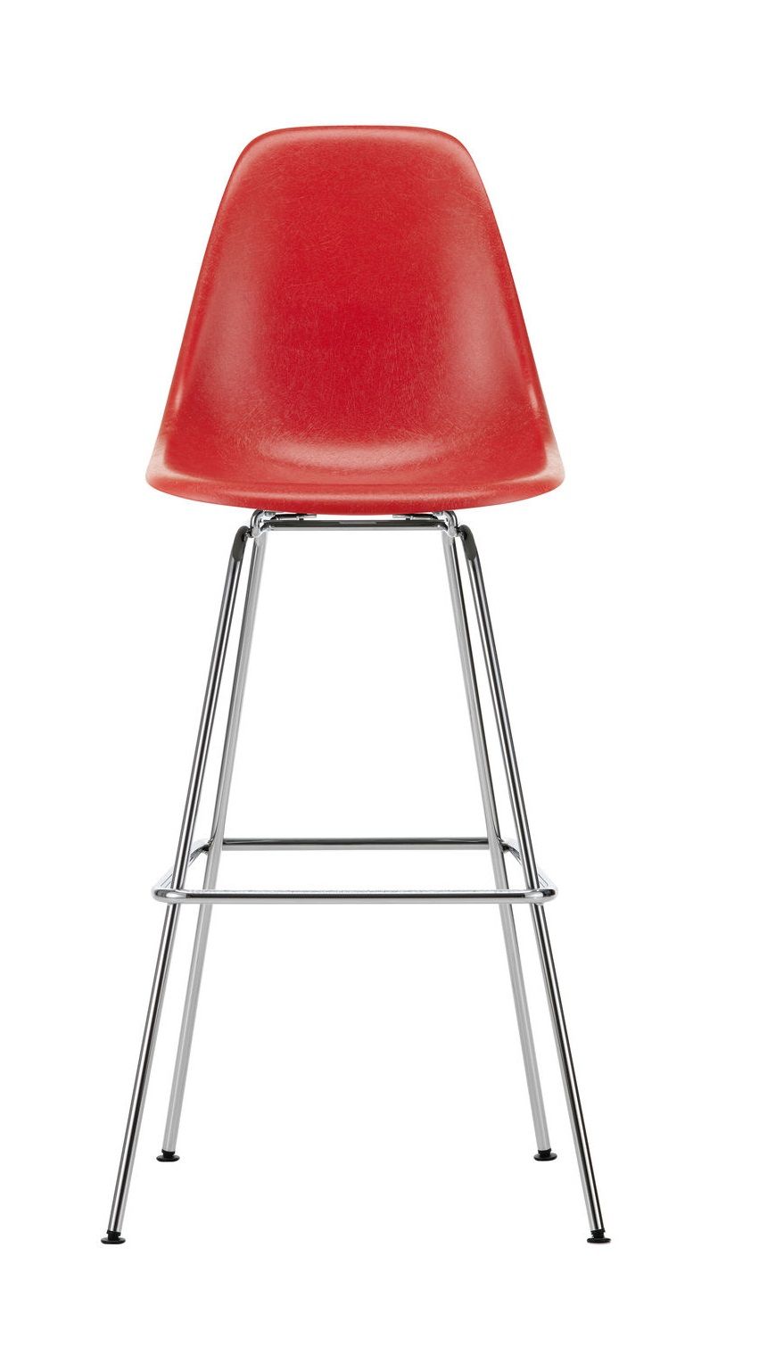 Roter Eames Fiberglass Bar Stool High Barhocker von Vitra mit verchromtem Gestell, Frontansicht.