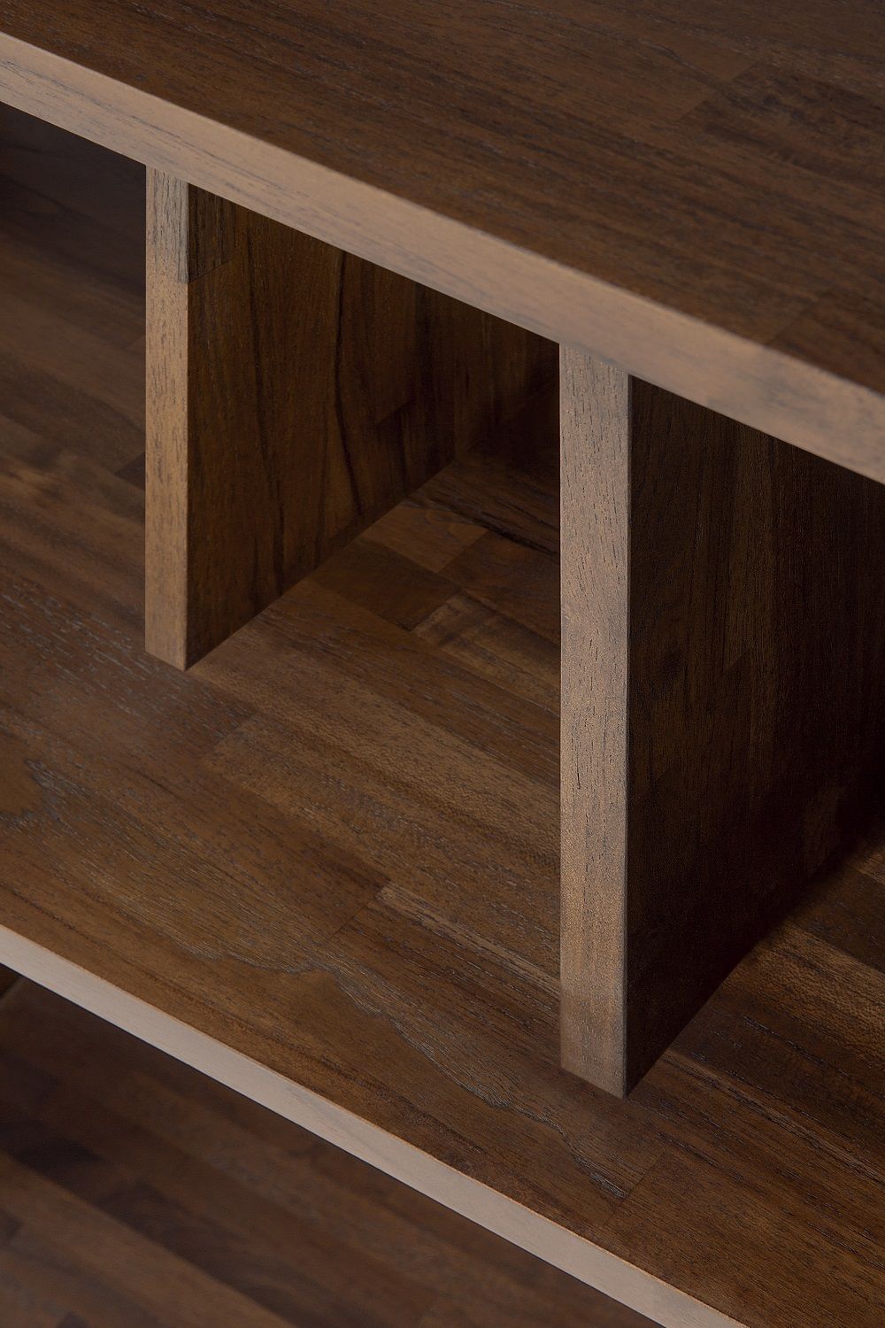 Detailaufnahme des Ethnicraft Irregular Regals aus Teakholz in dunklem Braun, modernes Designmöbel für Wohnzimmer und Büro.