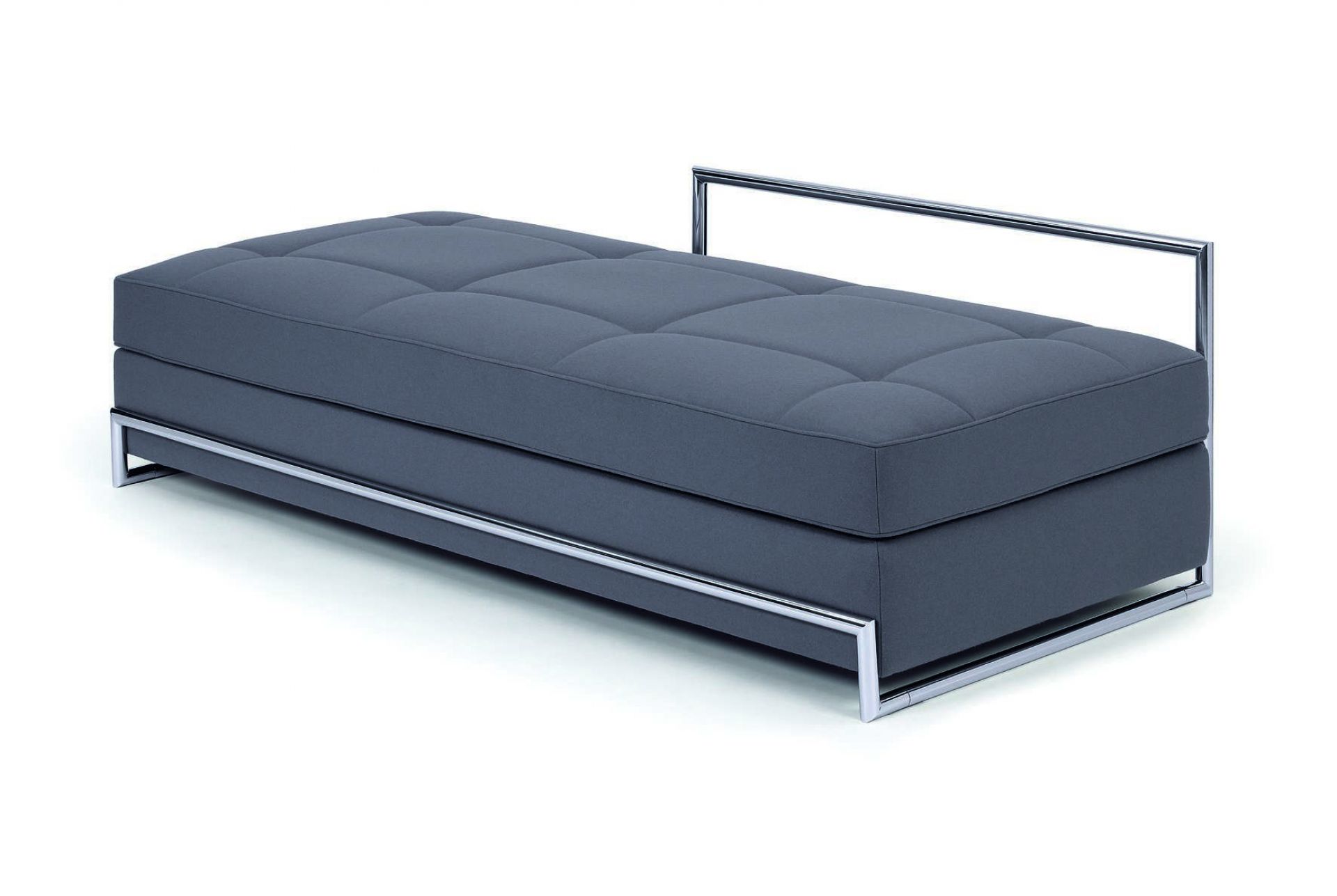 Graue ClassiCon Day Bed Liege mit gesteppter Polsterung und verchromtem Stahlgestell. Moderne Designliege für Wohnzimmer.