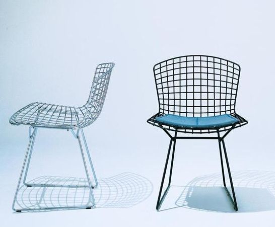 Bertoia Stuhl von Knoll International, ein Designklassiker aus verchromtem Stahl und mit Sitzkissen.