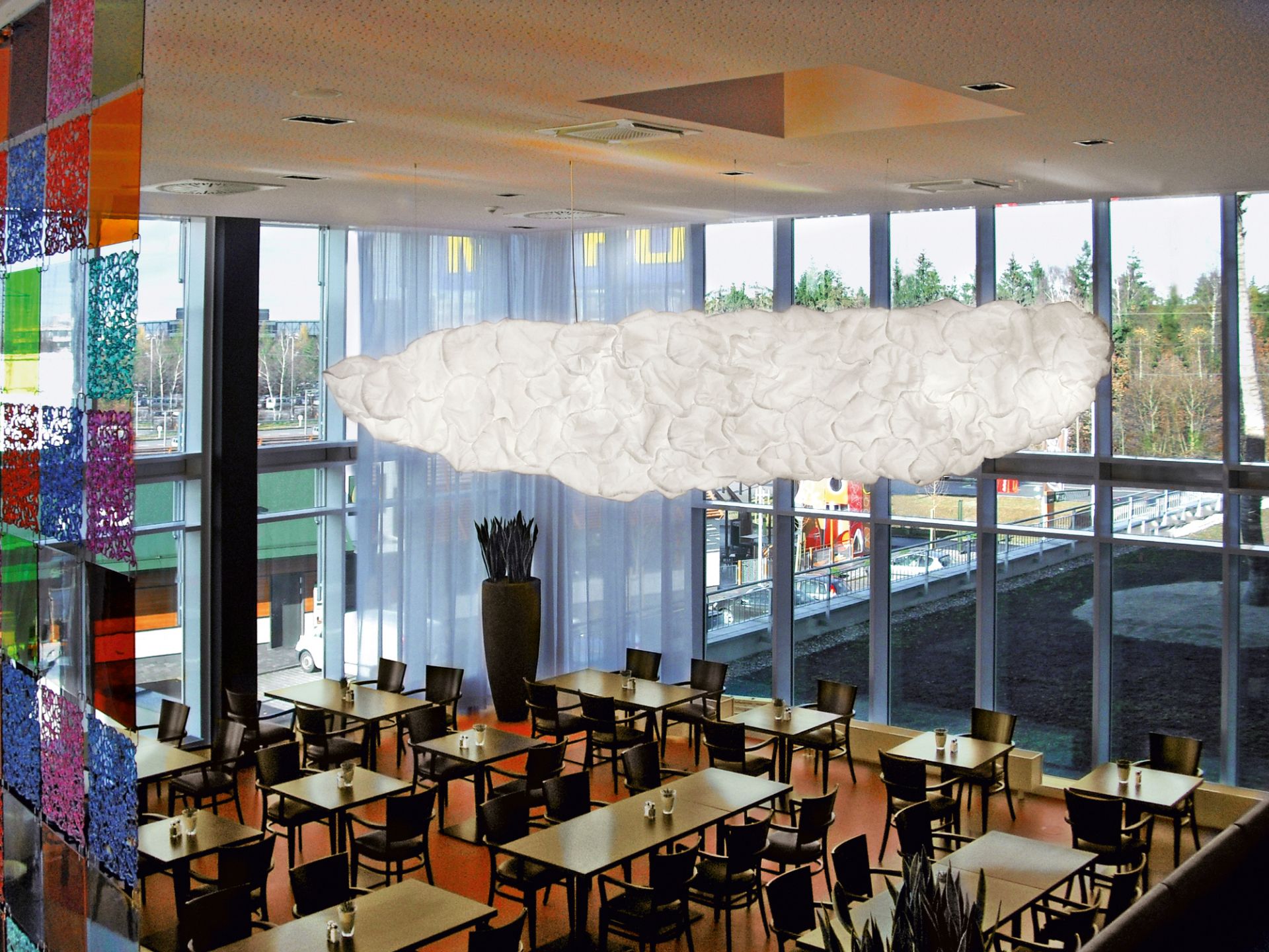 Innenaufnahme eines Restaurants mit Mamacloud LED Pendelleuchte von Belux, die wie eine Wolke aussieht.