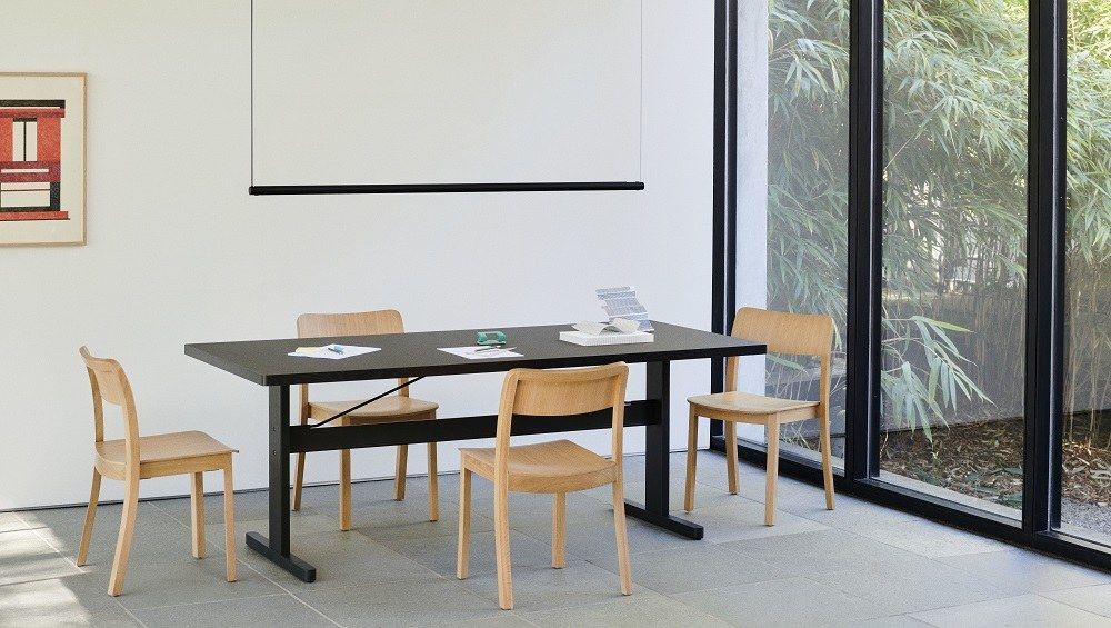 Esszimmer mit Hay Pastis Stühlen aus Eiche und schwarzem Tisch, modernes Möbeldesign.