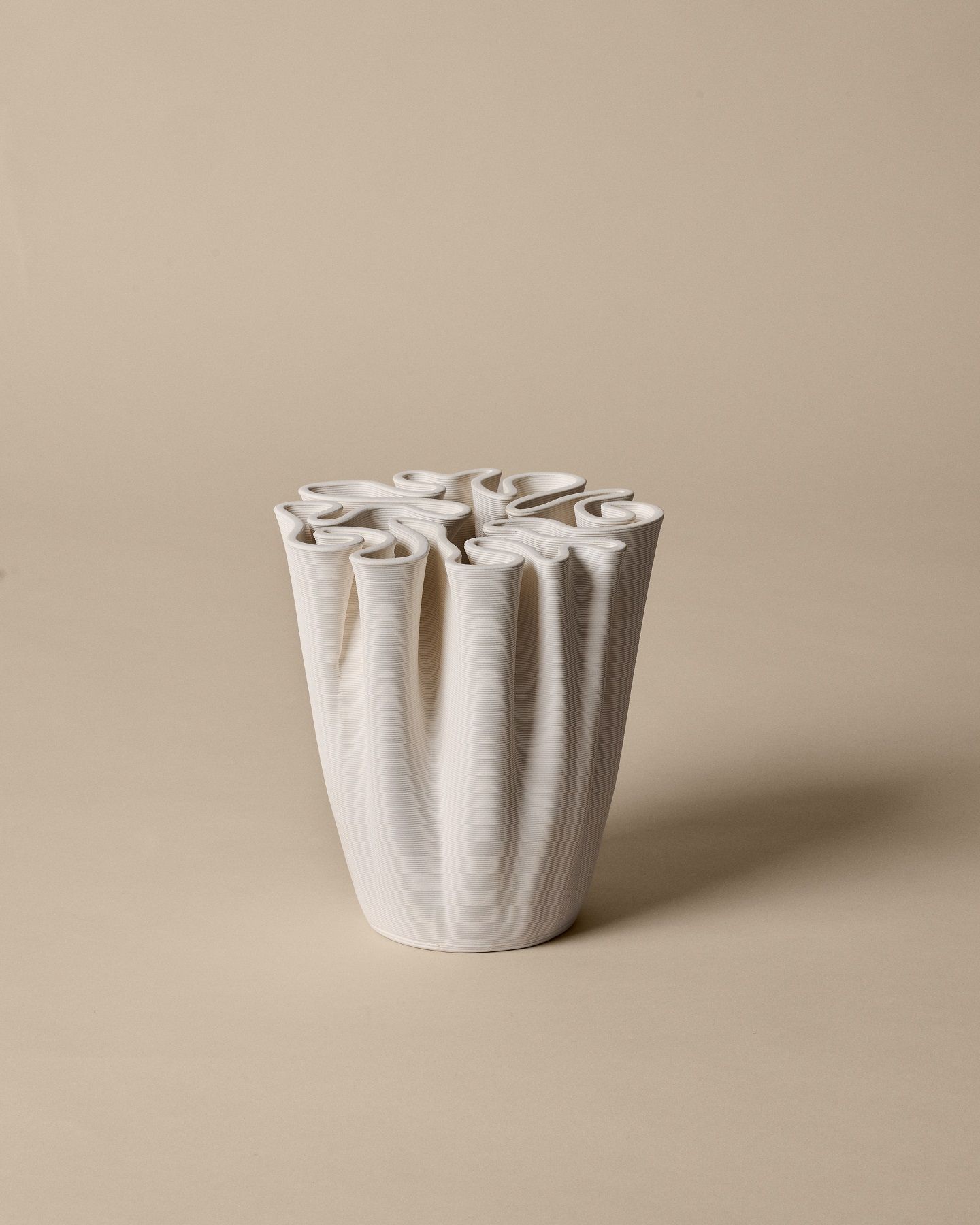 Nahaufnahme der Ferm Living Dedali Vase Medium in Off-White, moderne Keramikvase für Wohnzimmerdekoration.