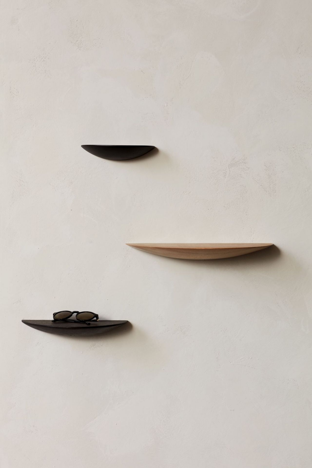 Gridy Fungi Regal, Medium, aus dunkler Eiche, an einer Wand montiert. Dekorative Wandregale.
