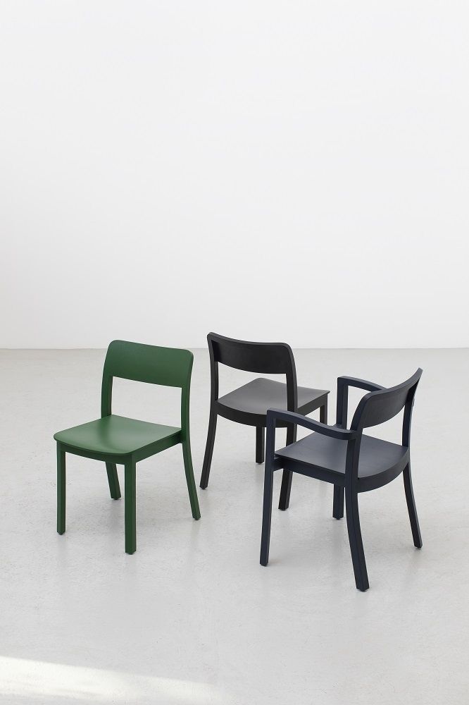 Drei moderne Holzstühle: Grüner Pastis Chair, schwarzer Stuhl und blauer Stuhl mit Armlehnen.