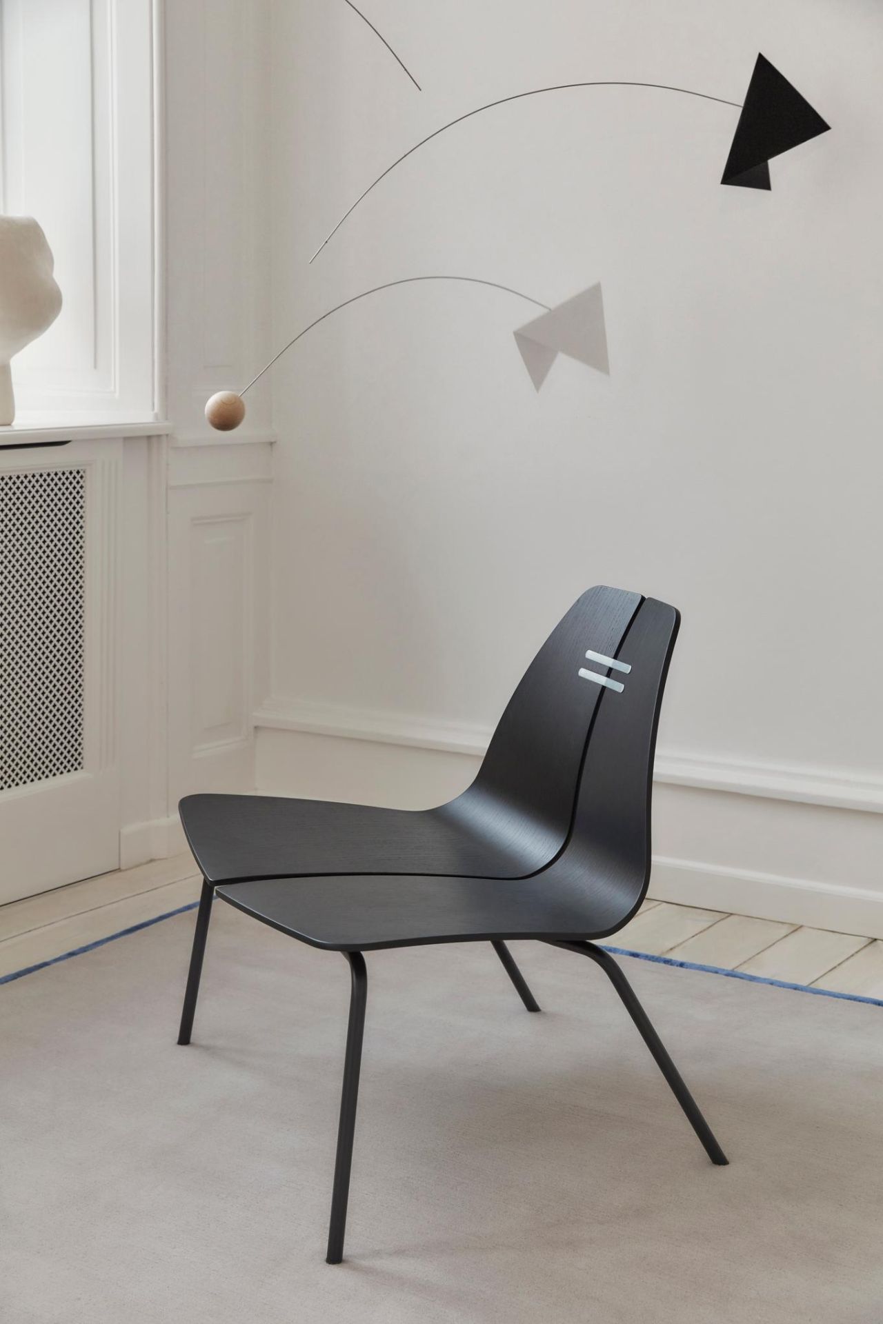 Schwarzer PK23 Loungesessel von Fritz Hansen im minimalistischen Interieur, Designklassiker mit skulpturaler Form und filigranem Stahlgestell.