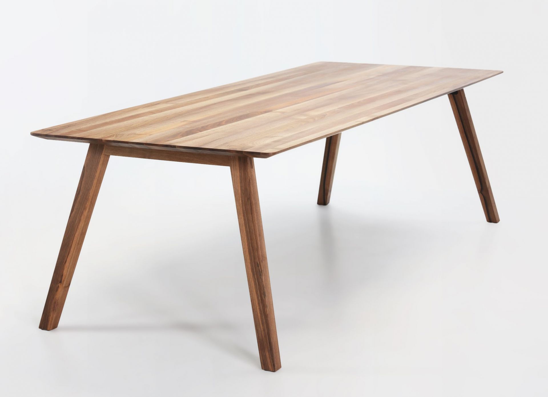 Monk Tisch von Prostoria aus Massivholz, Esstisch mit schlichtem Design und vier schrägen Beinen.