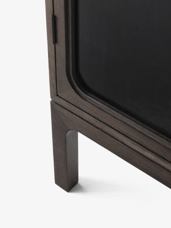 Detailaufnahme des AndTradition Trace Schranks SC88: Dunkles Holz, Glasfront und minimalistisches Design für Wohnzimmer und Esszimmer.