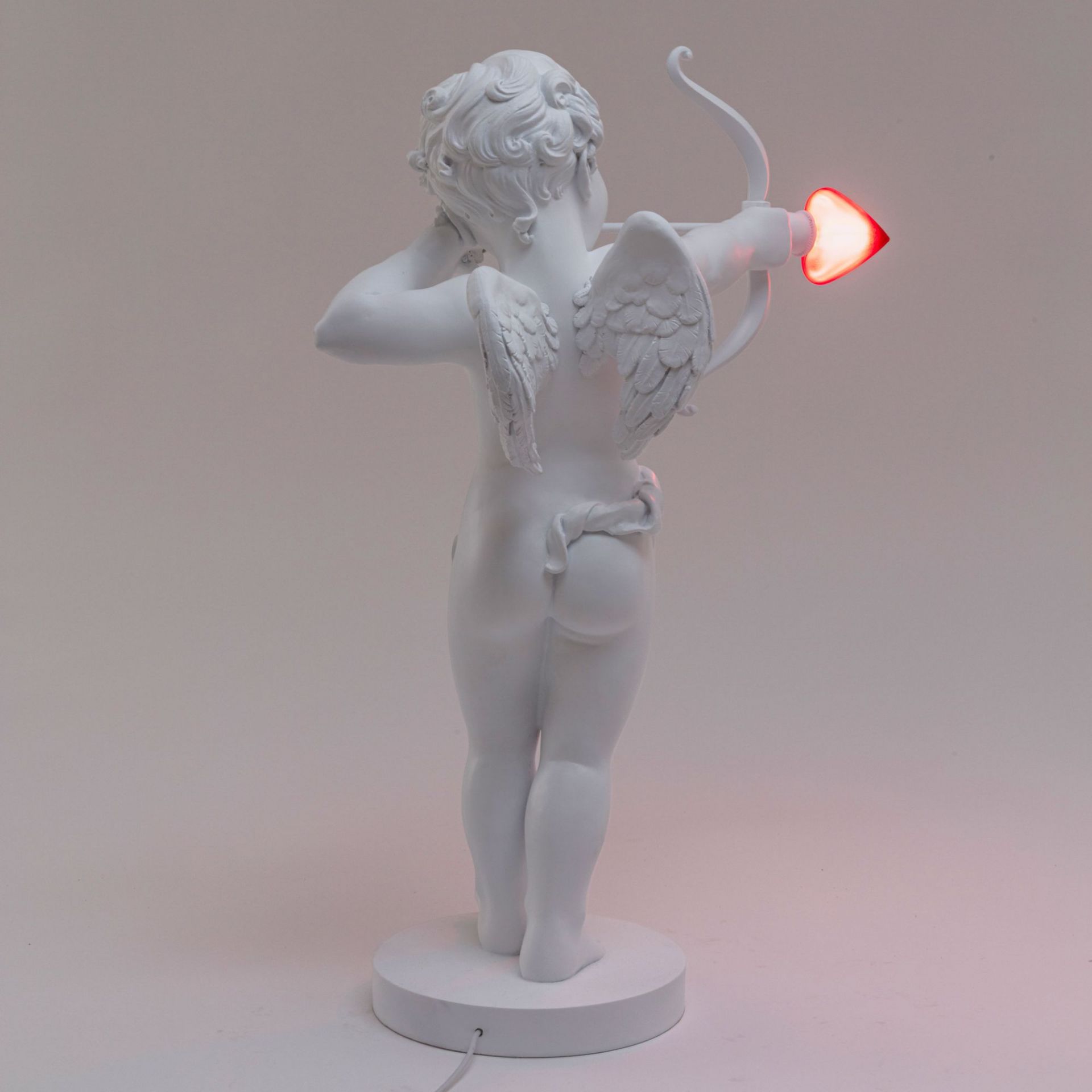 Cupid Lampe von Seletti, weiße Amor Figur mit Pfeil und Bogen als Tischleuchte.