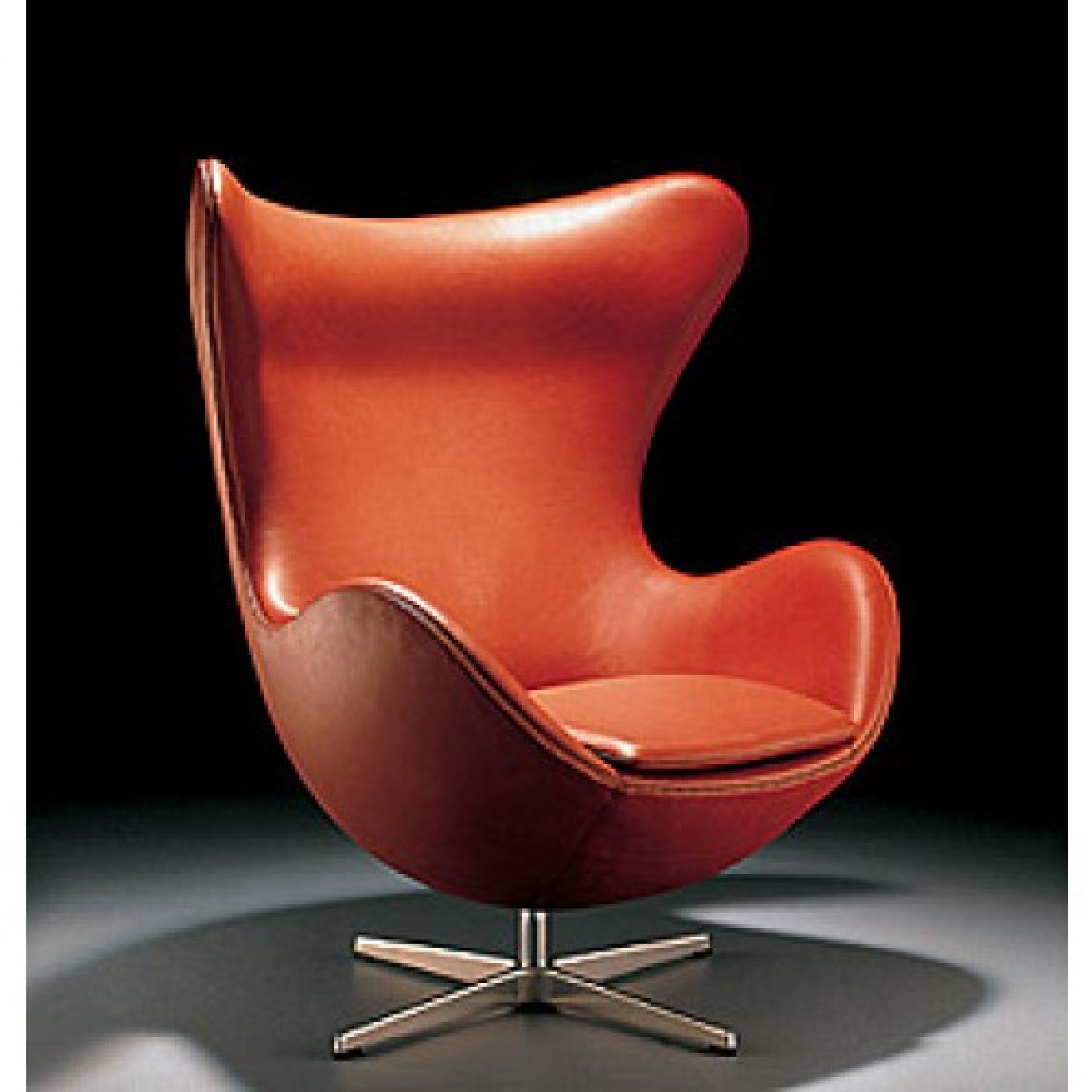 Oranger "Das Ei" Sessel von Fritz Hansen auf einem silbernen Drehfuß, modernes Möbeldesign.