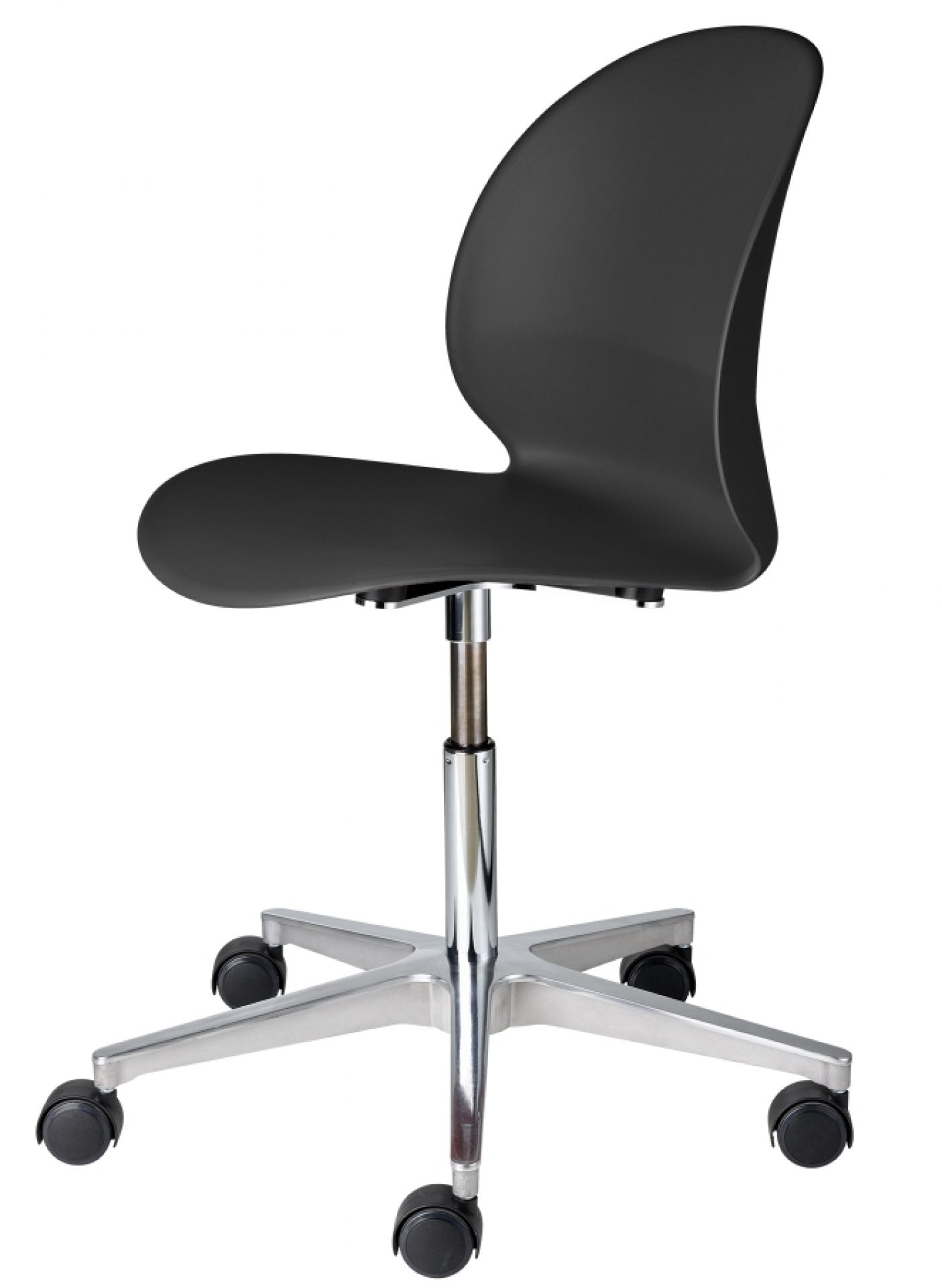 Schwarzer N02 Recycle Stuhl von Fritz Hansen mit Rollen und verchromtem Fußkreuz, isoliert.
