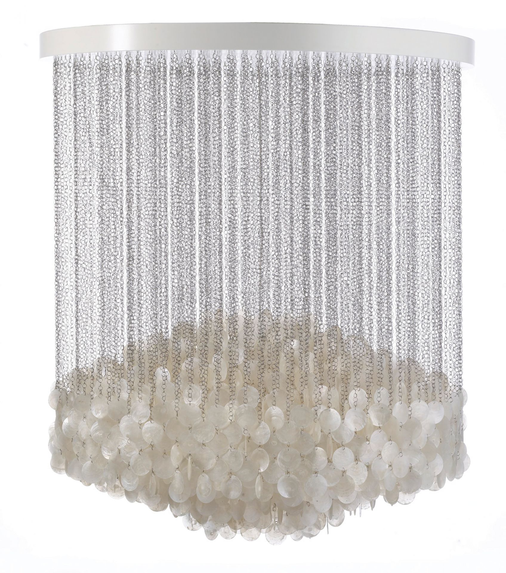FUN Pendelleuchte von Verpan mit Ketten und Muscheln für stilvolle Beleuchtung im Wohnraum.