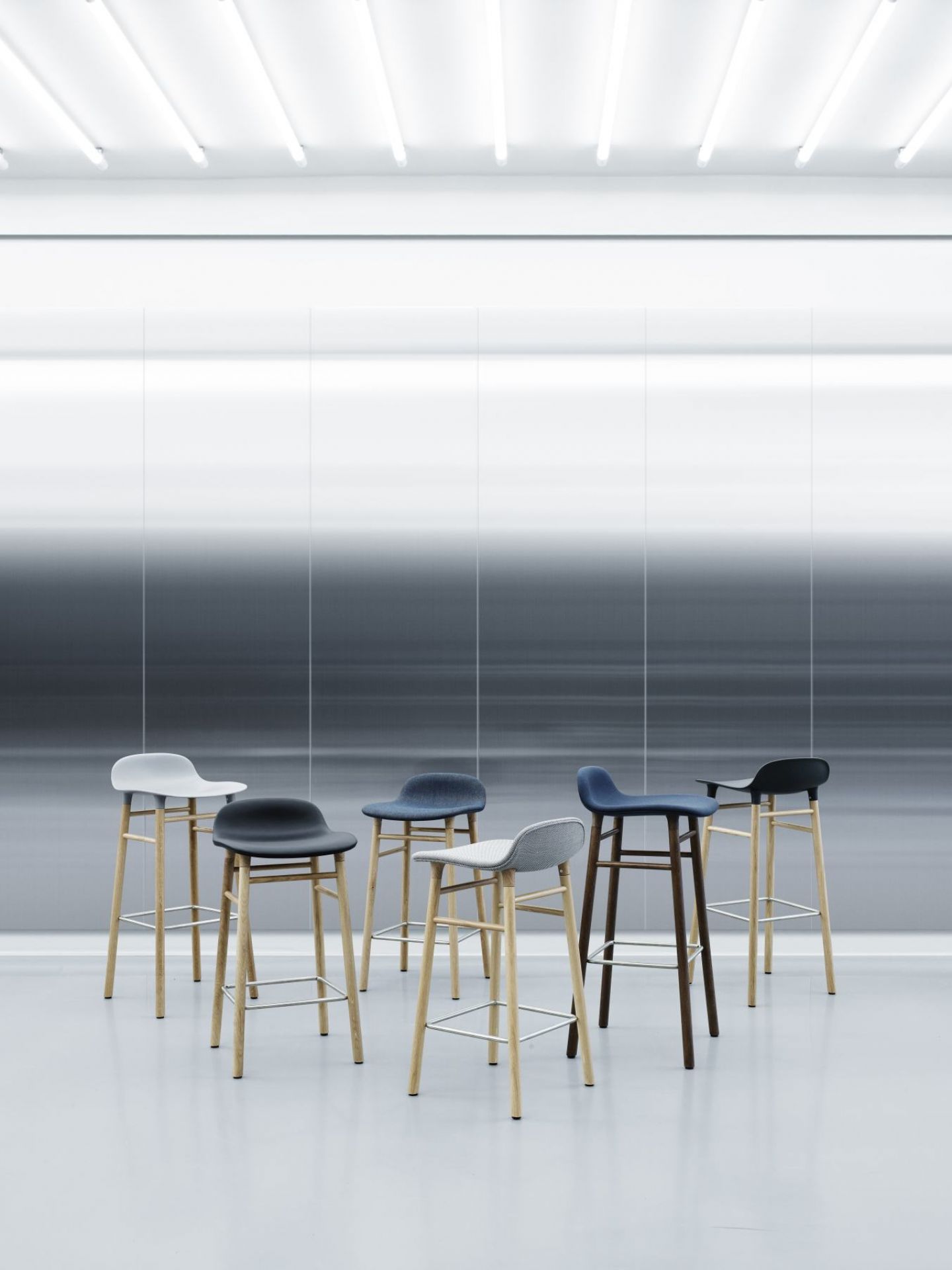 Gruppe von Form Barhockern H 75 cm von Normann Copenhagen in verschiedenen Farben und Holzarten.