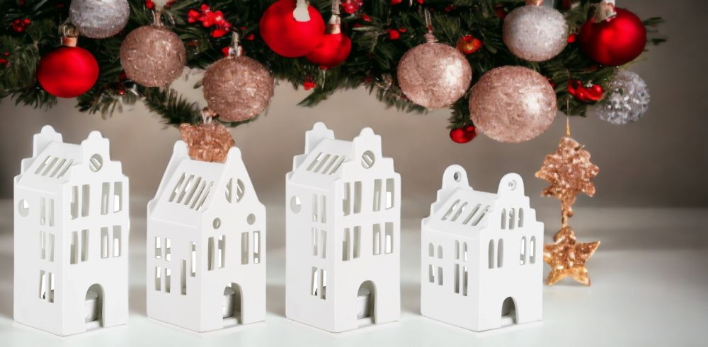 Zuhause Lichthaus 4er-Set Grachtenräder vor weihnachtlicher Dekoration mit Christbaumkugeln, stimmungsvolle Weihnachtsdekoration für gemütliche Atmosphäre.