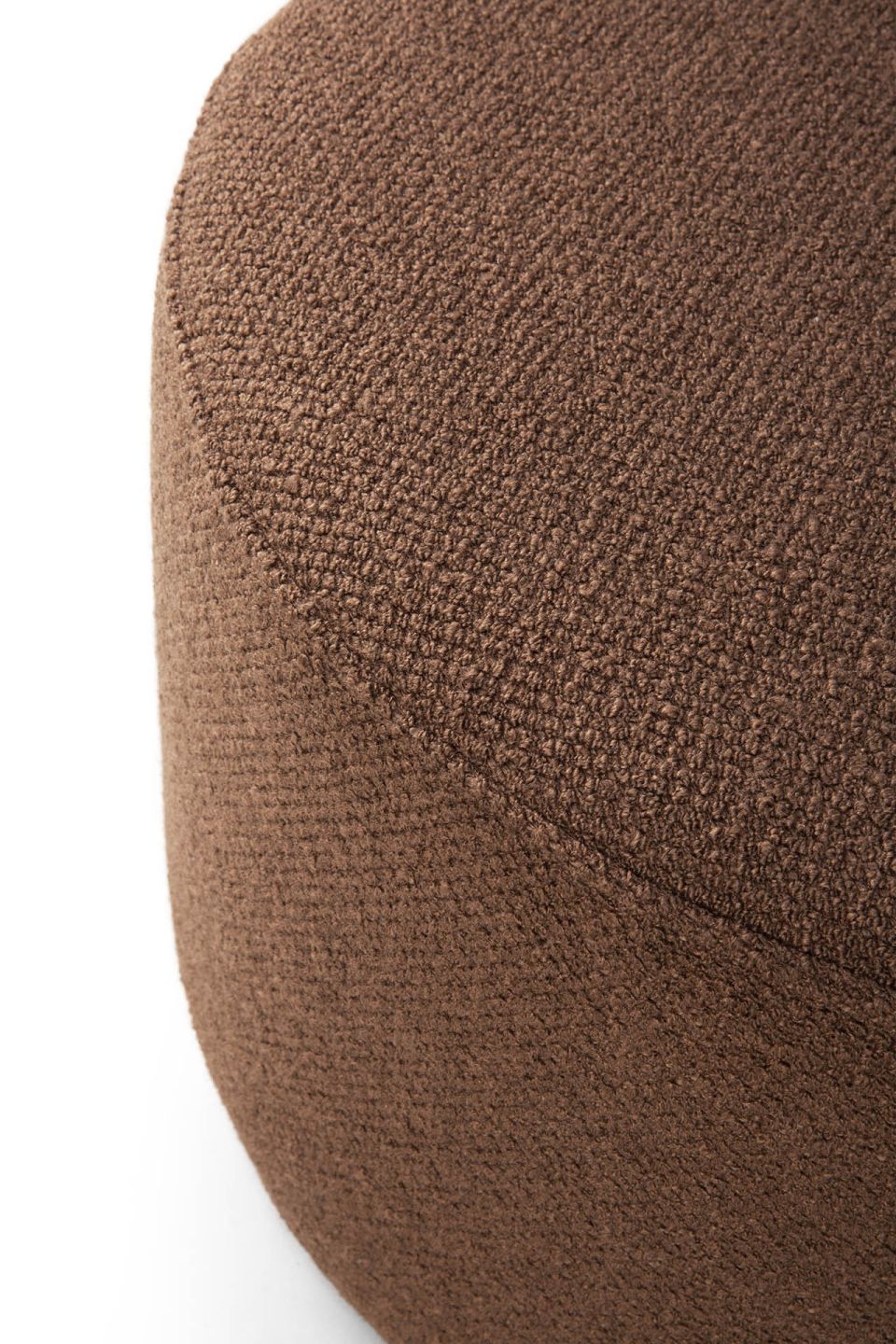 Detailaufnahme des kupferfarbenen Barrow Sitzhockers von Ethnicraft mit Textilbezug. Gemütlicher Hocker für Wohnzimmer.