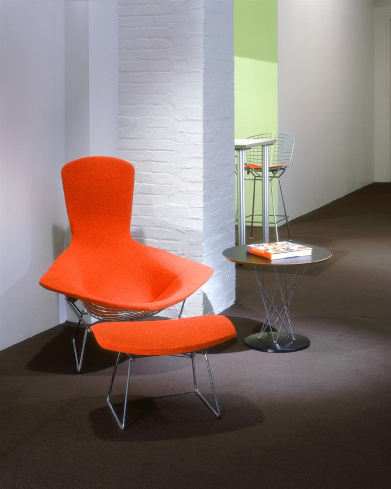 Oranger Bertoia Hocker von Knoll International mit Fußhocker, Designklassiker und bequeme Sitzgelegenheit.