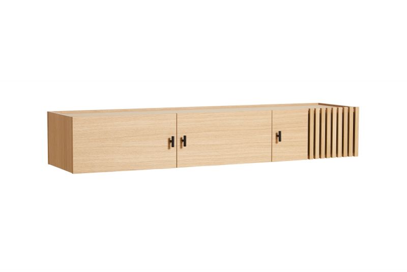 Woud Array Sideboard, wandmontiert, aus hellem Holz mit drei Türen und Latten-Design.