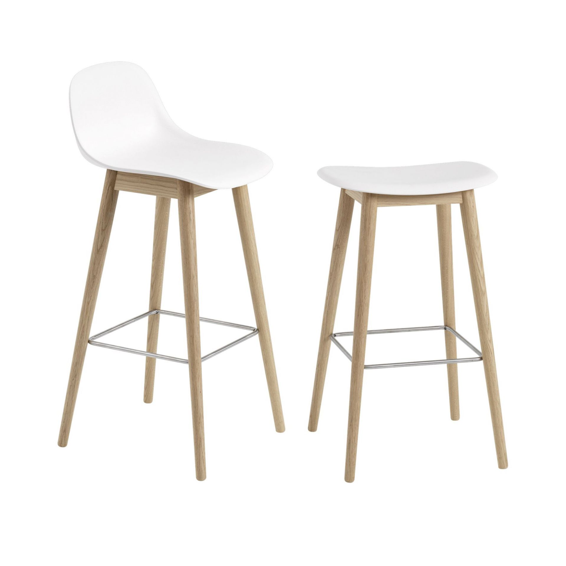 Zwei weiße Fiber Counter Stools von Muuto mit Holzbeinen und Fußstütze aus Metall.