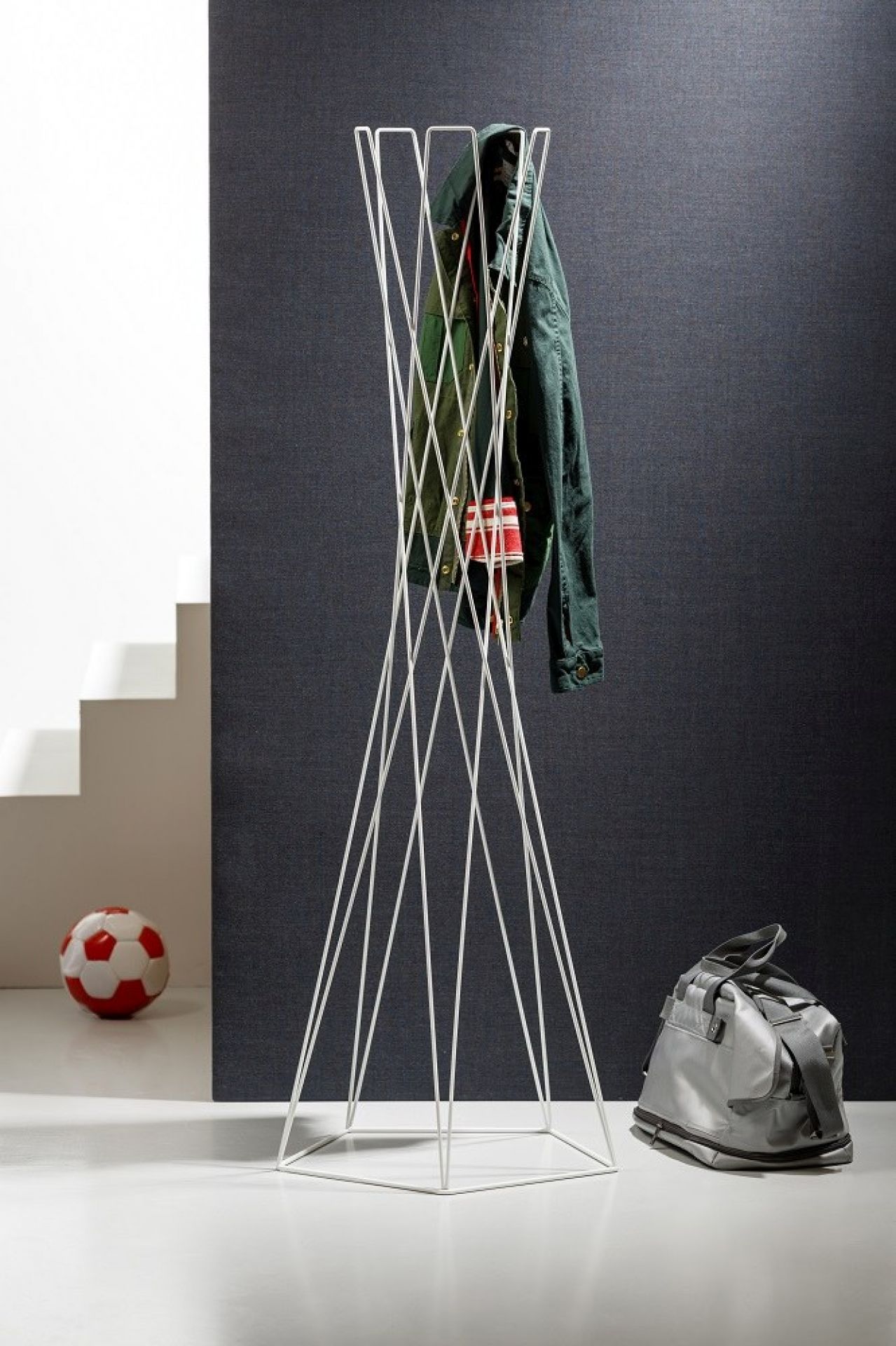 Weiße Basket Garderobe von Cascando mit Jacke und Tasche im modernen Raum.