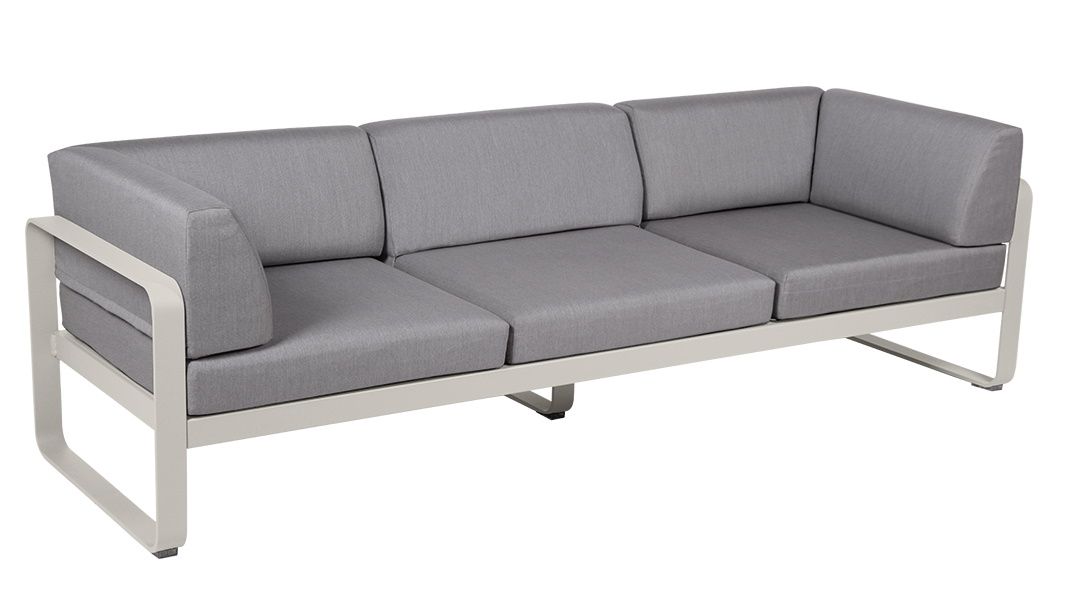 Graues Fermob Bellevie 3-Sitzer Outdoor Sofa mit Aluminiumrahmen und bequemen Sitzkissen für Garten und Terrasse.
