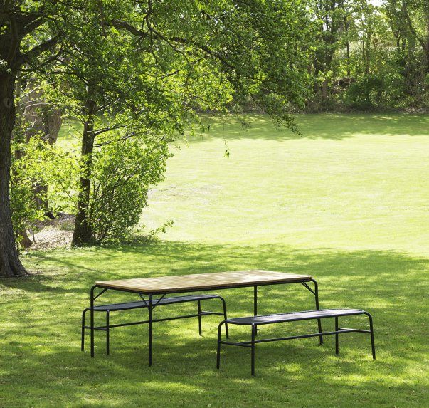 Normann Copenhagen Vig Tisch mit zwei Bänken im Garten, Outdoor Esstisch aus Holz und Metall.