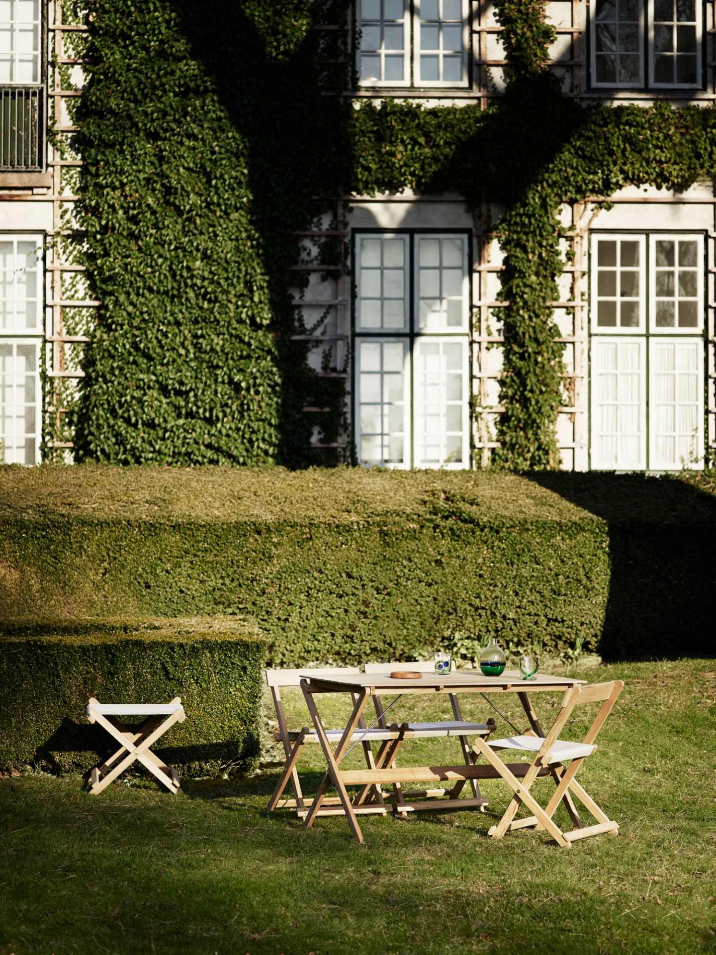 BM5768 Borge Mogensen Outdoor Hocker und Gartentisch-Set von Carl Hansen & Søn im Garten.