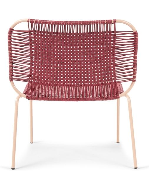 Rückansicht des Cielo Lounge Stuhls in Rot und Pink Sand für den Außenbereich.