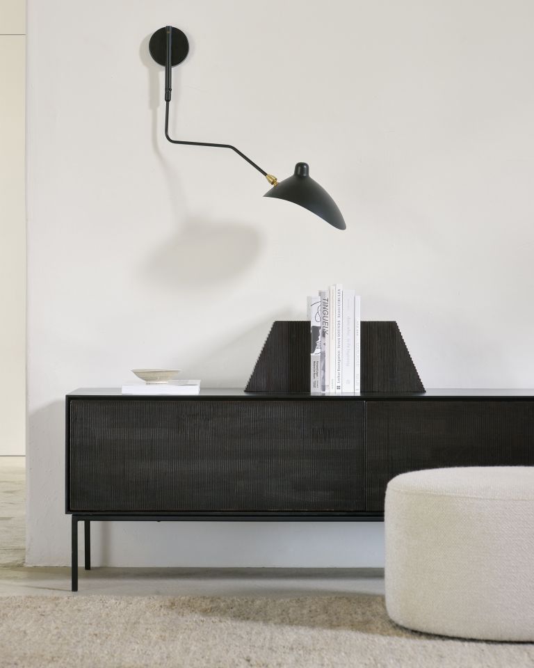 Schwarze Roller Max Anrichte von Ethnicraft aus Teakholz mit zwei Türen und minimalistischem Design.