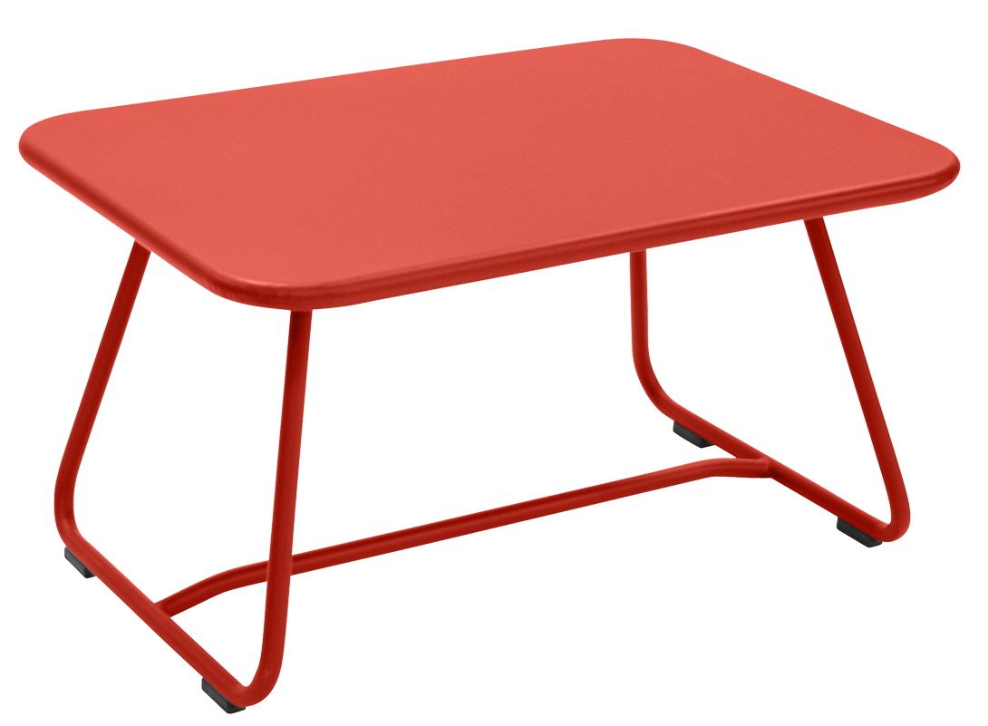 Roter Sixties Outdoor Tisch von Fermob: Moderner, niedriger Gartentisch aus Metall für Terrasse und Balkon.
