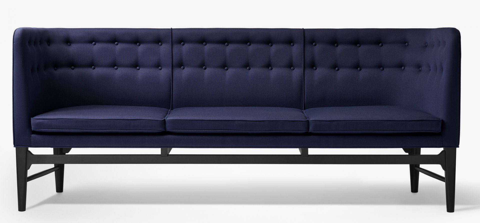 Blaues Mayor Sofa von AndTradition, ein 3-Sitzer mit Knopfheftung und schwarzem Gestell.