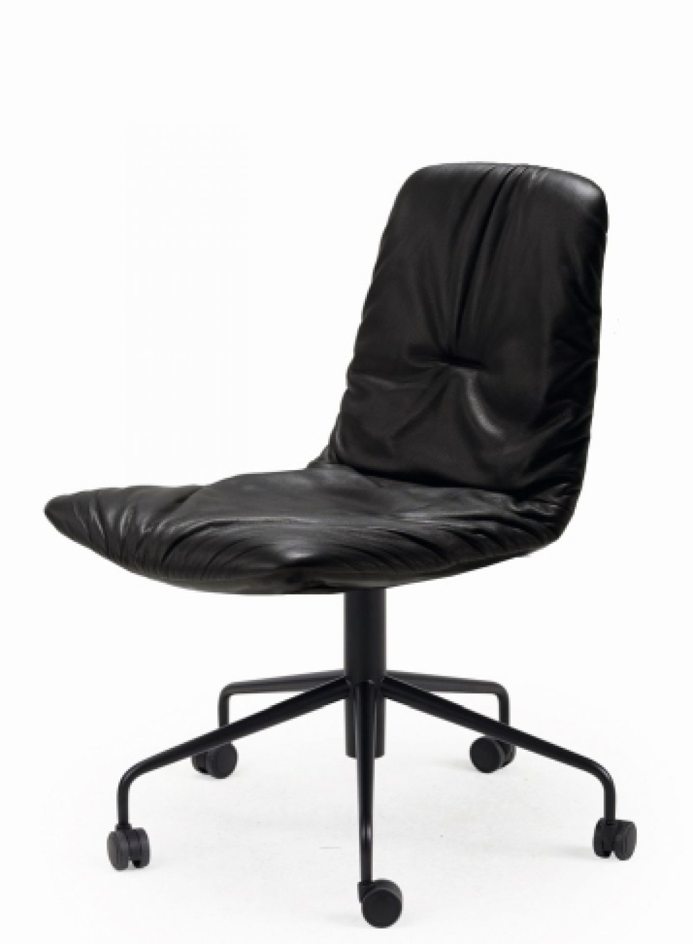Schwarzer Leya Stuhl von Freifrau Manufaktur mit Lederbezug und Rollenfuß, Bürostuhl Design.