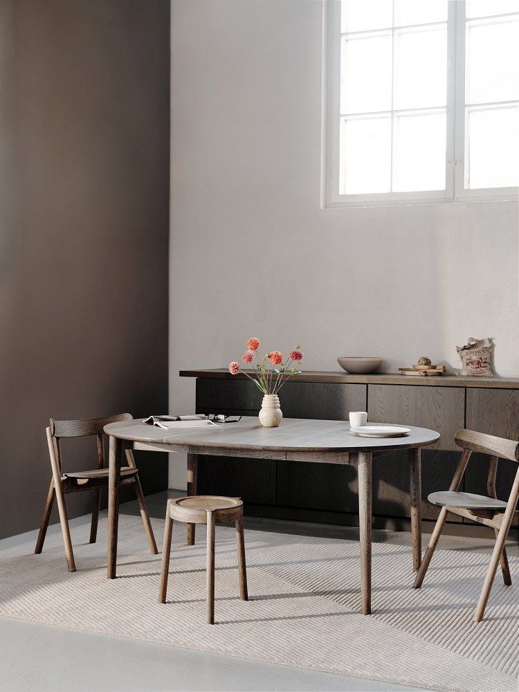Expand Circular Esstisch Eiche geräuchert mit Einlegeplatten, runder Holztisch für Esszimmer, skandinavisches Design.