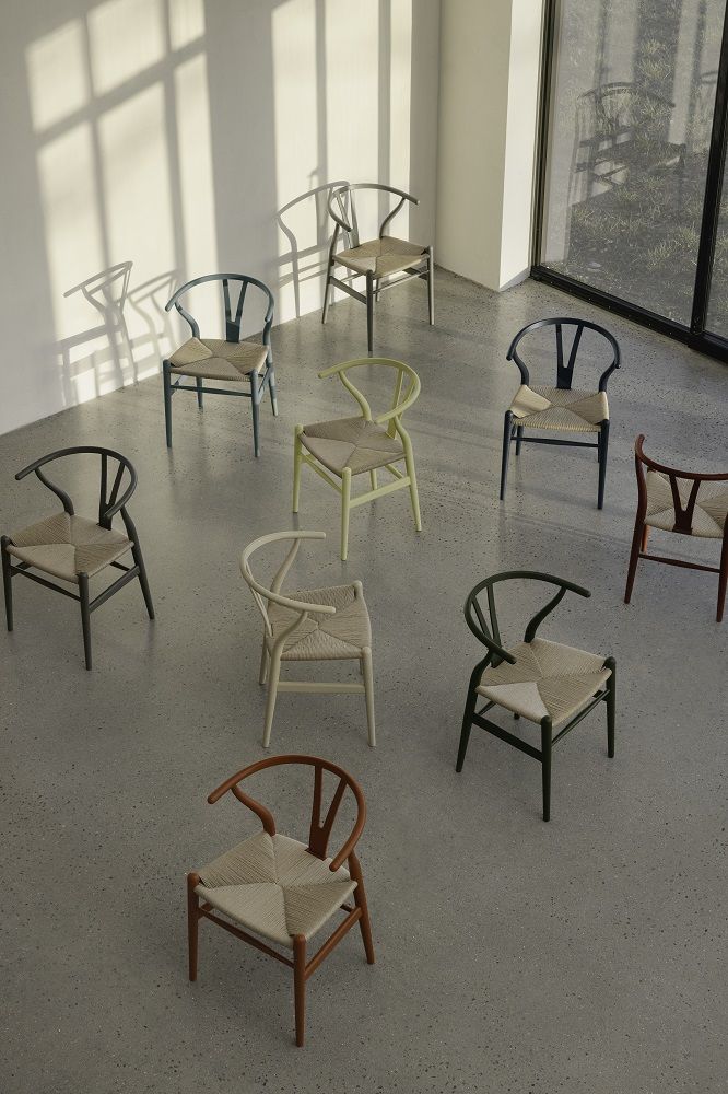 CH24 Wishbone Chair Stühle von Carl Hansen in verschiedenen Farben und mit geflochtenen Sitzen.
