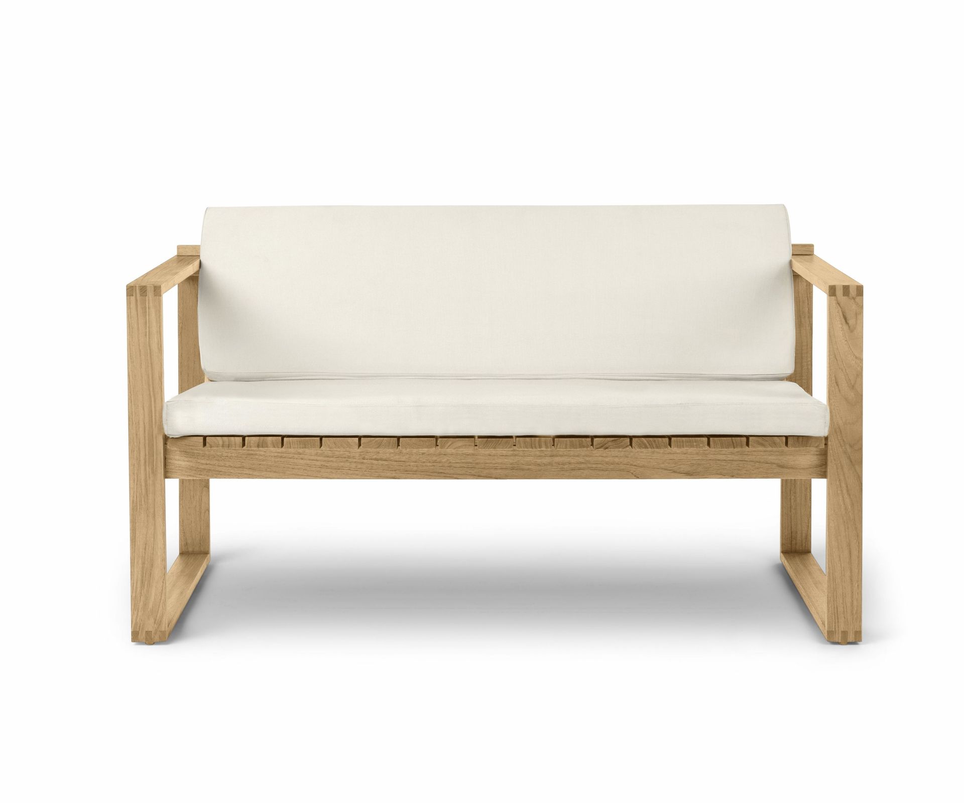 Frontansicht: Bodil Kjaer 2er Sofa Outdoor mit beigen Sitzkissen von Carl Hansen & Søn.
