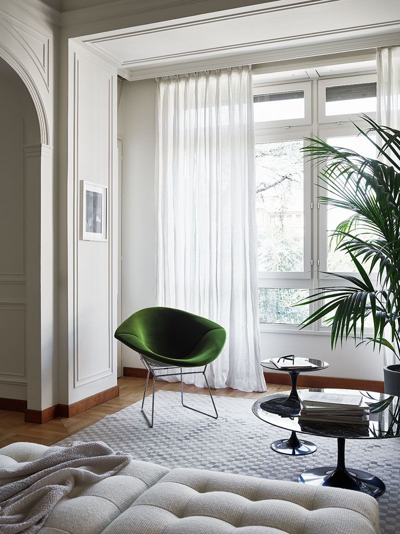 Grüner Diamond Sessel von Knoll International im hellen Wohnzimmer, Designklassiker, Drahtgestell, bequemer Sessel.