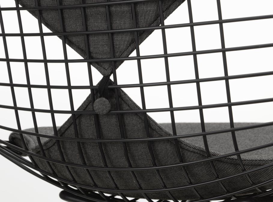 Detailaufnahme des Vitra Wire Chair Bikini Outdoor mit schwarzem Drahtgestell und grauen Kissen.