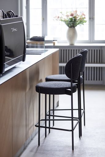 Zwei graue Series 430 Barhocker von Verpan mit schwarzem Gestell an einer Küchentheke.