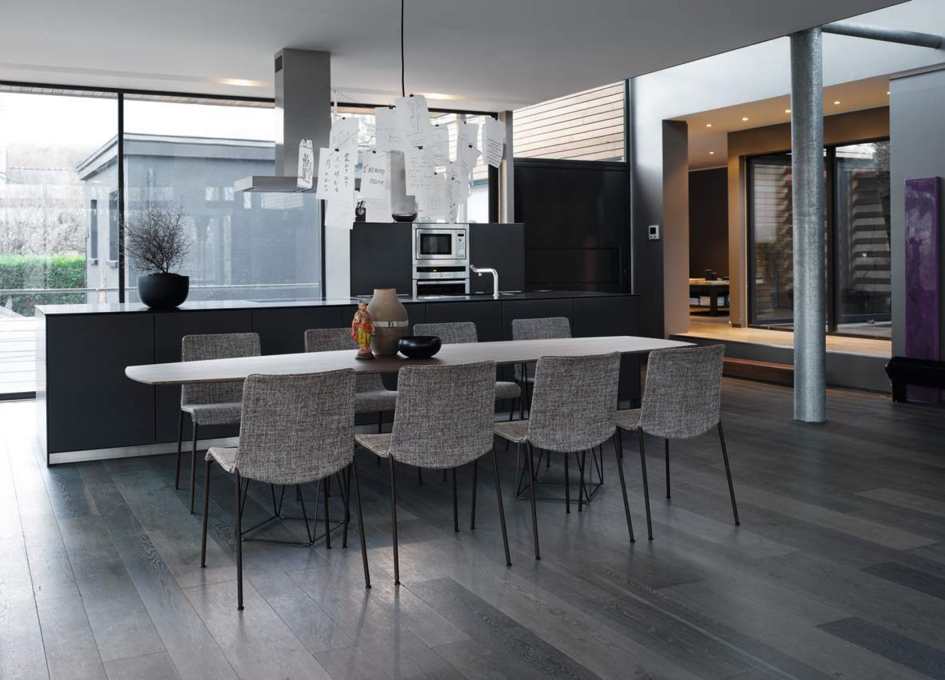 Esstisch mit Liz Stühlen von Walter Koll in modernem Esszimmer mit dunklem Holzboden und Design-Elementen.