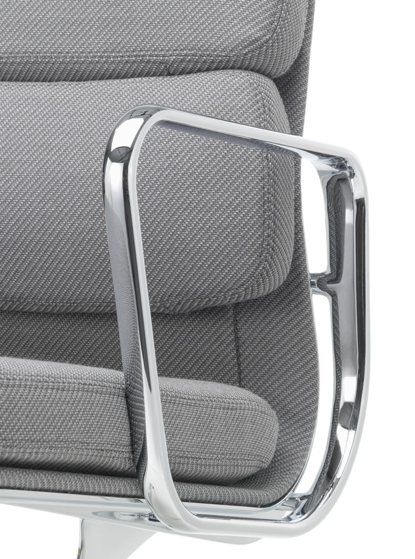Detailaufnahme des Soft Pad Chair EA207 von Vitra mit grauem Stoffbezug und verchromtem Armlehnen-Design.