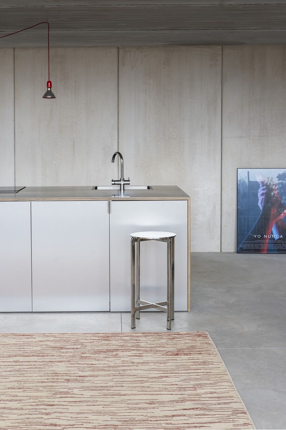 Nanimarquina Doblecara Rug Teppich in Beige und Rot im modernen Küchenambiente mit Betonwand.