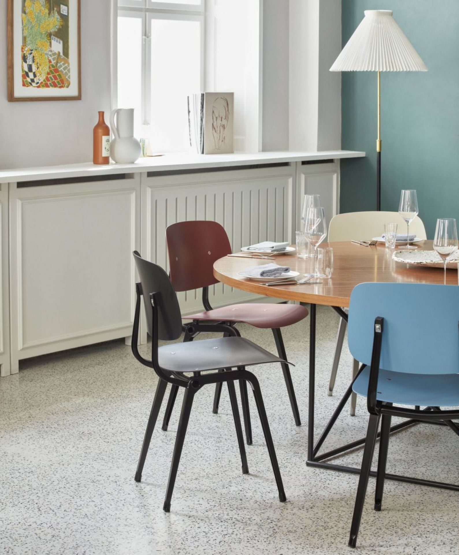 Esstisch mit vier Revolt Chairs von Hay in verschiedenen Farben, minimalistisches Design.