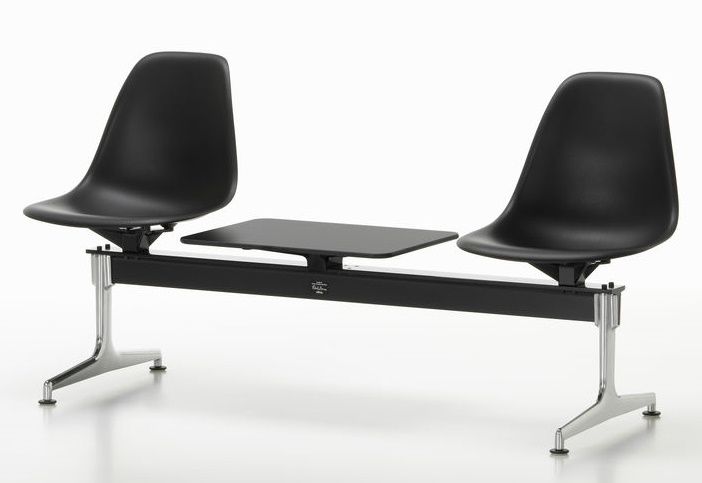 Schwarzer Eames Plastic Chair auf Traverse von Vitra mit zwei Sitzplätzen und Tischplatte.