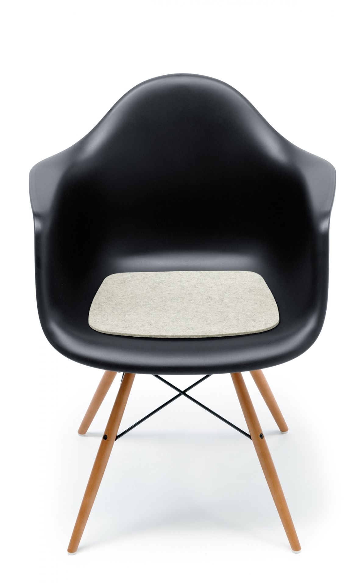 Schwarzer Eames Plastic Arm Chair mit Filz-Sitzauflage von Hey Sign für mehr Komfort.