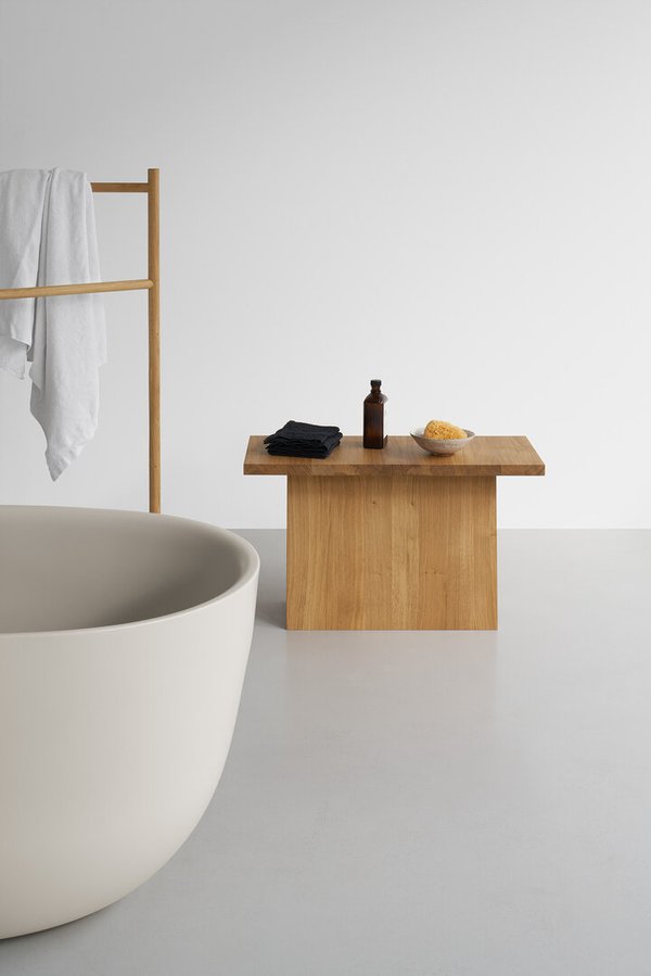 Minimalistisches Badezimmer mit e15 EK04 Handtuchhalter aus hellem Holz und freistehender Badewanne.