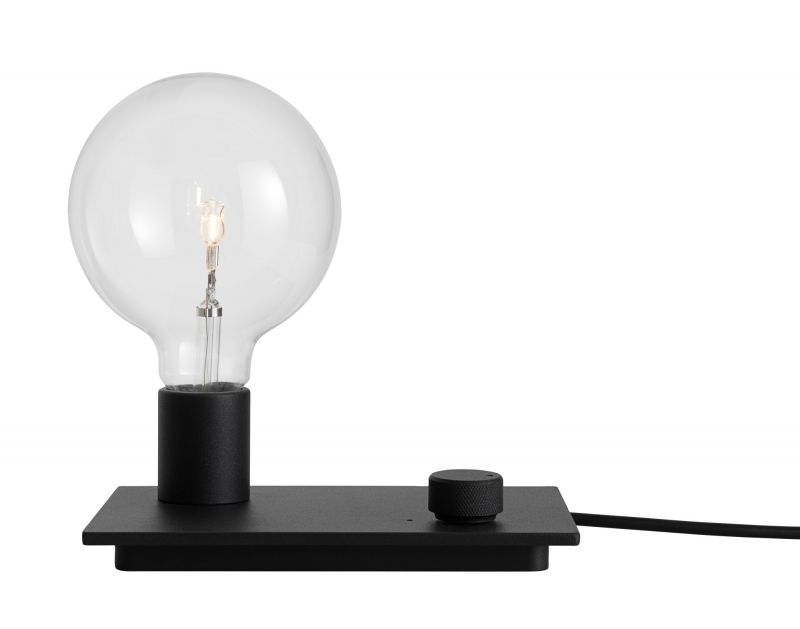 Schwarze Muuto Control Tischleuchte mit Dimmer und großer, klarer Glühbirne für stimmungsvolle Beleuchtung.